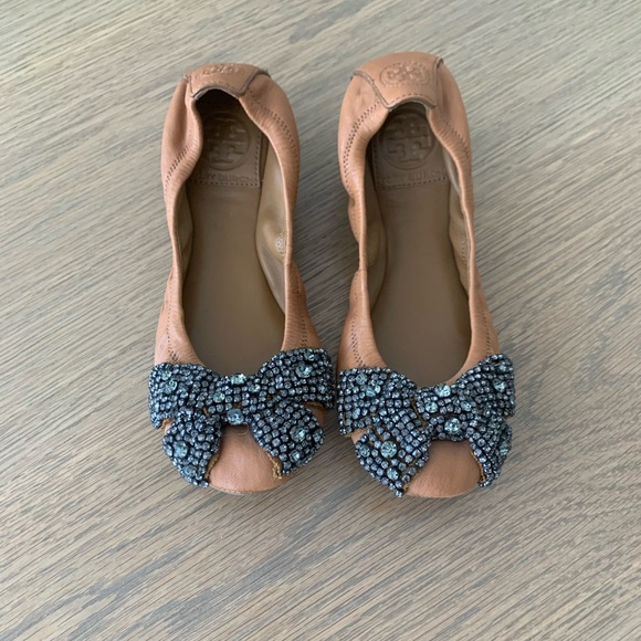 Tory Burch Eddie Rhinestone Jewel Bow Leather Slip On Ballet Flats Tan Size 5.5 - Picture 2 of 15